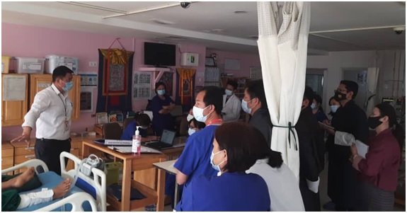 Kesang Namgyal, Intensivist, taking bedside class on ventilator setting